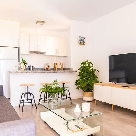 Апартаменты Homeforguest Beach Apt With Sea View & Pool, 50 Steps To The Sea *