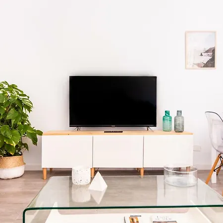 Homeforguest Beach Apt With Sea View & Pool, 50 Steps To The Sea Апартаменты *