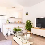 Apartment Homeforguest Beach Apt With Sea View & Pool, 50 Steps To The Sea *