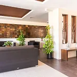 Apartment Homeforguest Beach Apt With Sea View & Pool, 50 Steps To The Sea *