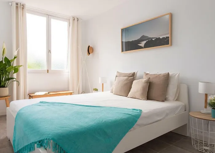 Homeforguest Beach Apt With Sea View & Pool, 50 Steps To The Sea *