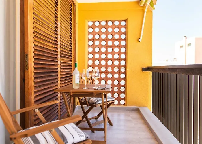 Homeforguest Beach Apt With Sea View & Pool, 50 Steps To The Sea Appartement