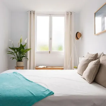 Homeforguest Beach Apt With Sea View & Pool, 50 Steps To The Sea شقة *