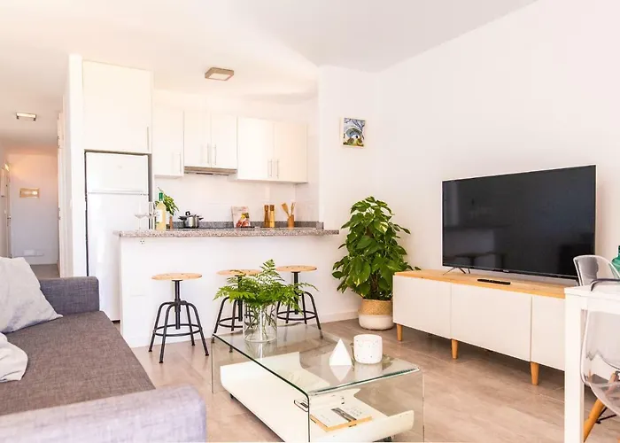 Apartment Homeforguest Beach Apt With Sea View & Pool, 50 Steps To The Sea *