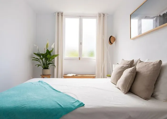 Homeforguest Beach Apt With Sea View & Pool, 50 Steps To The Sea Apartment *